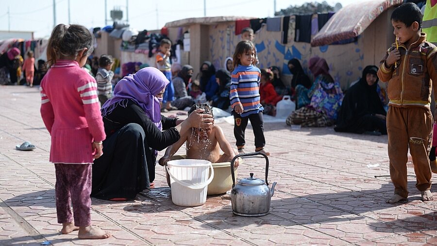  Im Flüchtlingscamp Debaga zwischen Erbil und Mossul  / © Jens Kalaene (dpa)