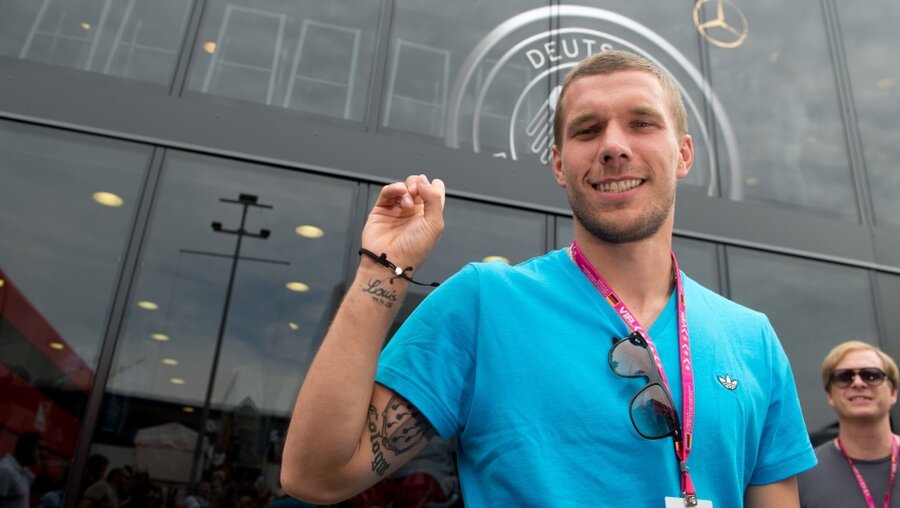 Lukas Podolski kickt für den Frieden (dpa)