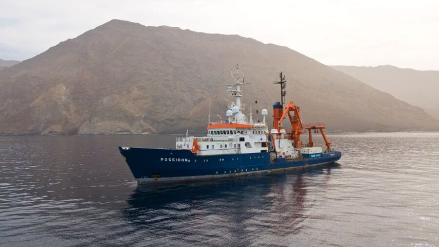  Forschungsschiff "Poseidon" vom Geomar wird kirchliches Flüchtlingsschiff / © Jens Klimmeck (dpa)