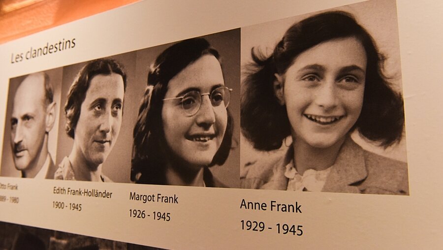 Fotos von Anne Frank und ihrer Familie / © Elisabeth Schomaker (KNA)