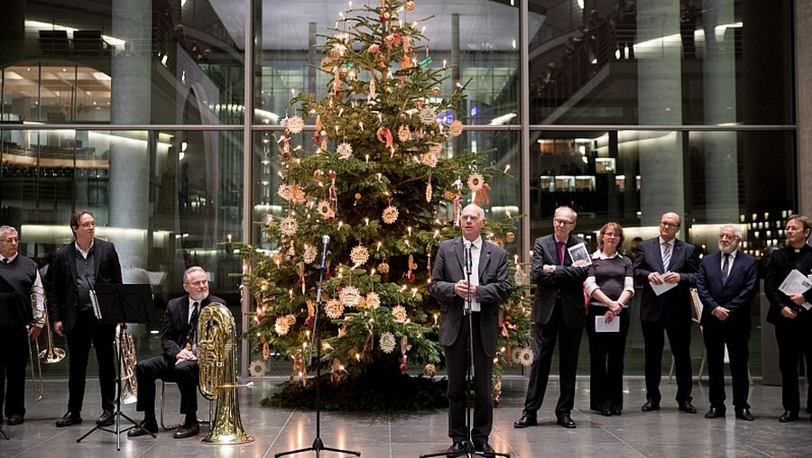 Bundestagspräsident Norbert Lammert beim Adventssingen im Bundestag / © Kay Nietfeld (dpa)