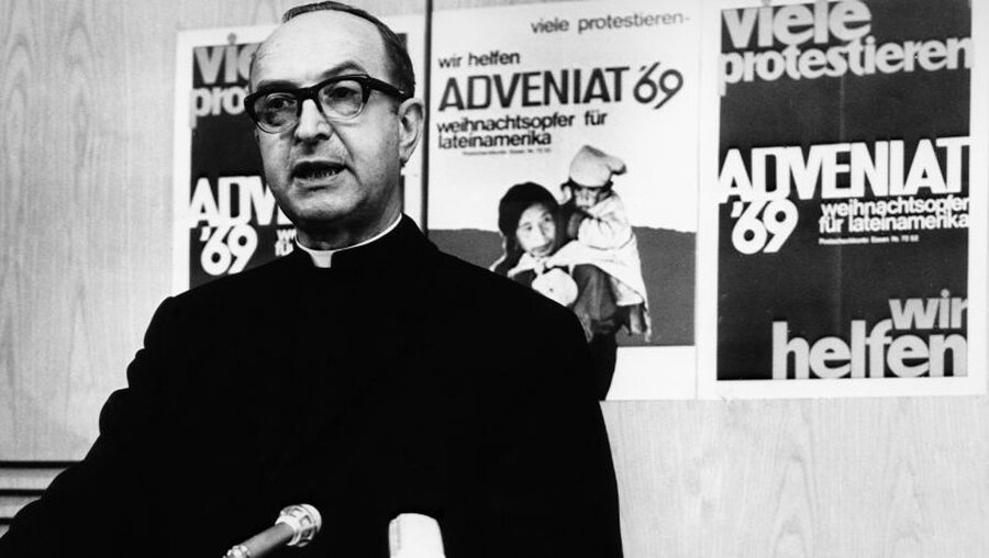 Franz Hengsbach, Bischof von Essen, spricht auf einem Kongress der Bischöflichen Aktion Adveniat im November 1969 in Trier (KNA)