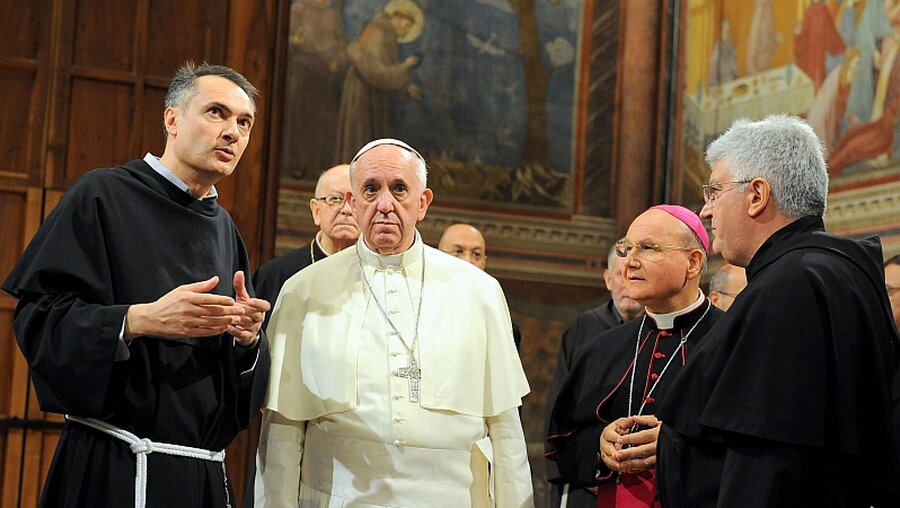 Der Papst 2013 in der Franziskus-Basilika in Assisi / © Cristian Gennari (KNA)