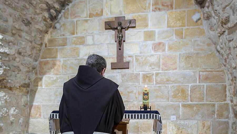 Franziskaner im Gebet / © Andrea Krogmann (KNA)