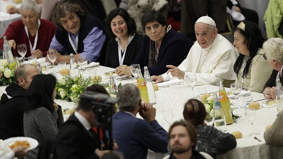 Franziskus beim Mittagessen mit Armen im Vatikan / © Andrew Medichini (dpa)