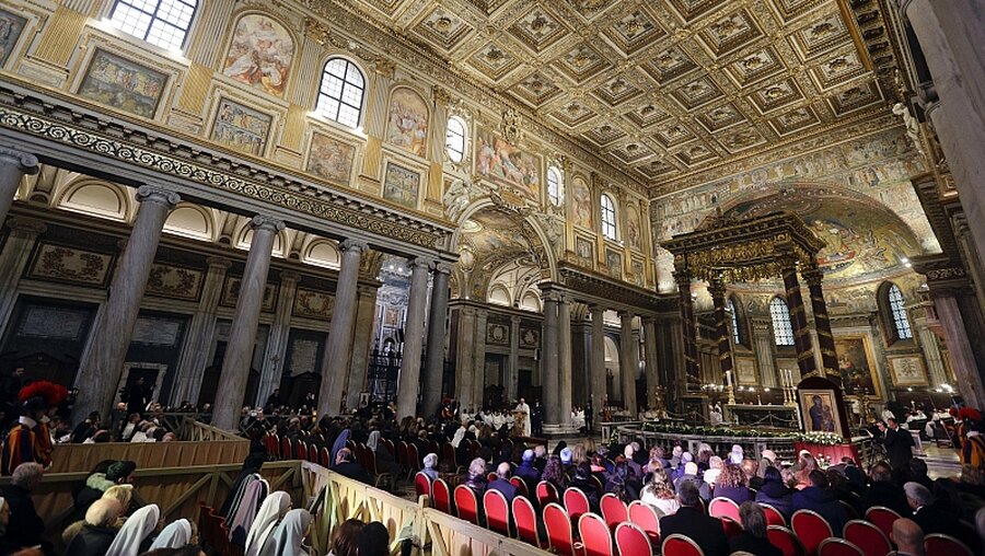 Franziskus (hinten Mitte) feiert einen Gottesdienst in der Santa Maria Maggiore Basilika / © Gregorio Borgia (dpa)