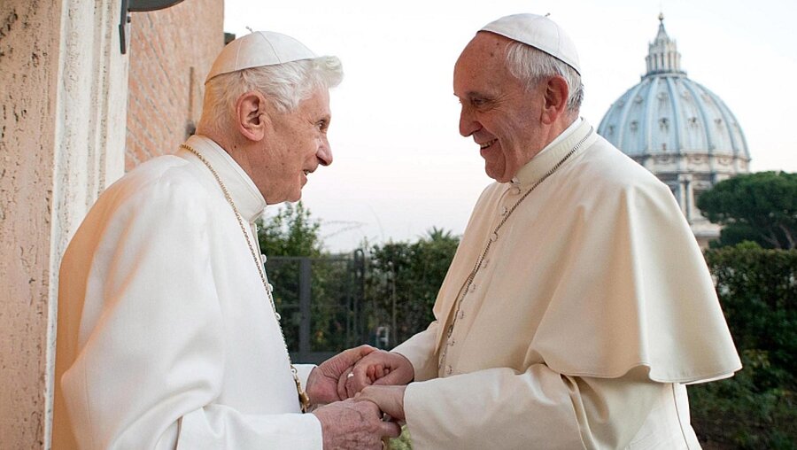 Verbringen den Sommer im Vatikan: Benedikt XVI. und Franziskus / © EPA/L'OSSERVATORE ROMANO (dpa)
