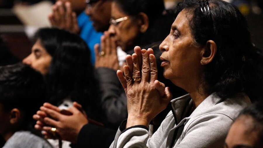Frau im Gebet in Gedenken an die Opfer der Attentate in Sri Lanka / © Gregory A. Shemitz/CNS photo (KNA)