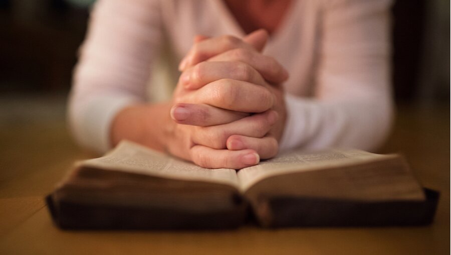 Frau im Gebet / © Halfpoint (shutterstock)