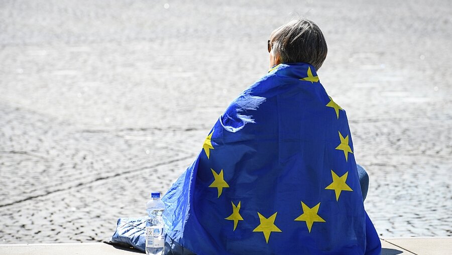 Frau mit Europa-Flagge  / © Harald Oppitz (KNA)