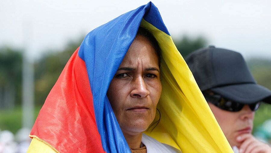 Frau mit Kolumbien-Flagge / © Paul Haring (KNA)