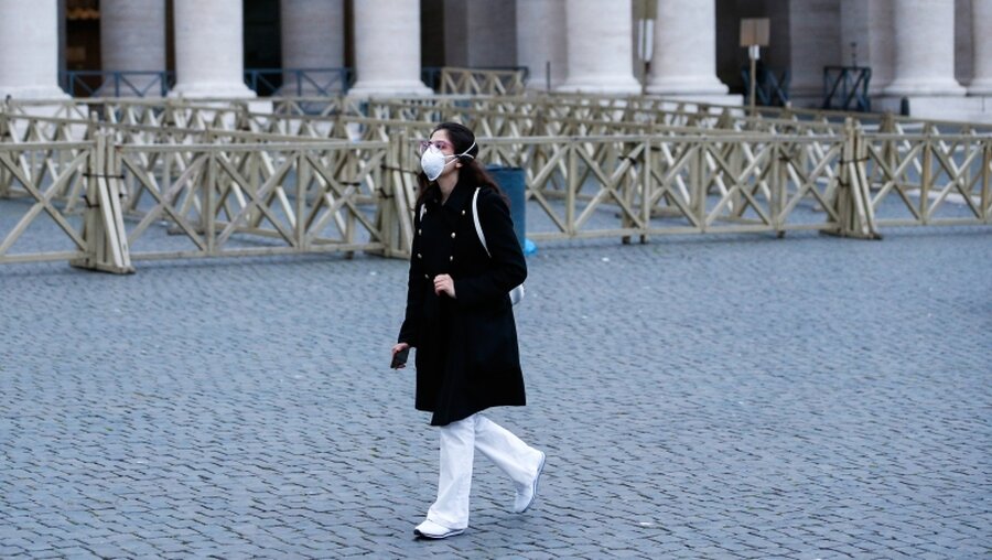 Frau mit Mundschutz auf dem Petersplatz / © Paul Haring (KNA)