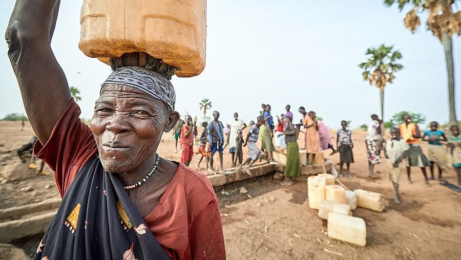 Frau mit Wasserkanister im Sudan / © Paul Jeffrey (KNA)