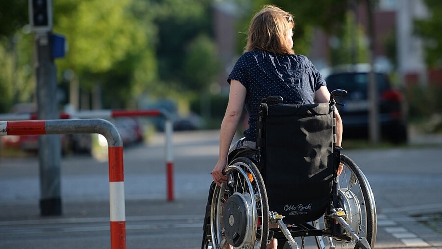 Frau im Rollstuhl / © Patrick Seeger (dpa)