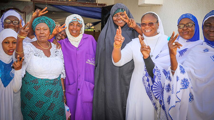 Frauen des Women's Interfaith Council vor einer Moschee in Kaduna, Nigeria / © Hartmut Schwarzbach (missio)