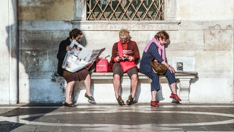 Frauen in Italien lesen Zeitung (Archiv) / © travelview (shutterstock)