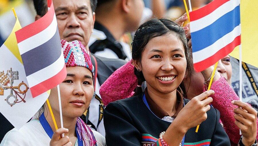 Frauen mit Thailand-Flagge / © Paul Haring (KNA)