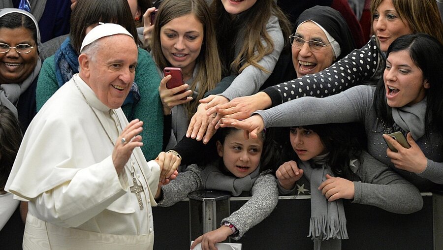 Papst Franziskus und begeisterte Frauen / © Maurizio Brambatti (dpa)