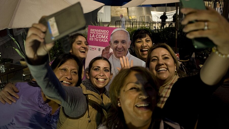 Frauen mit einem Papp-Papst / © David Maung (KNA)