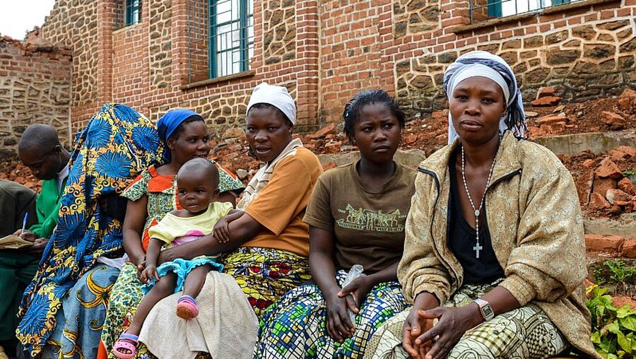 Frauen sitzen im Hof eines von Rebellen zerstörten Pfarrhauses im Osten von Kongo / © Harald Oppitz (KNA)