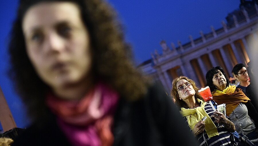 Frauen auf dem Petersplatz / © Romano Siciliani (KNA)