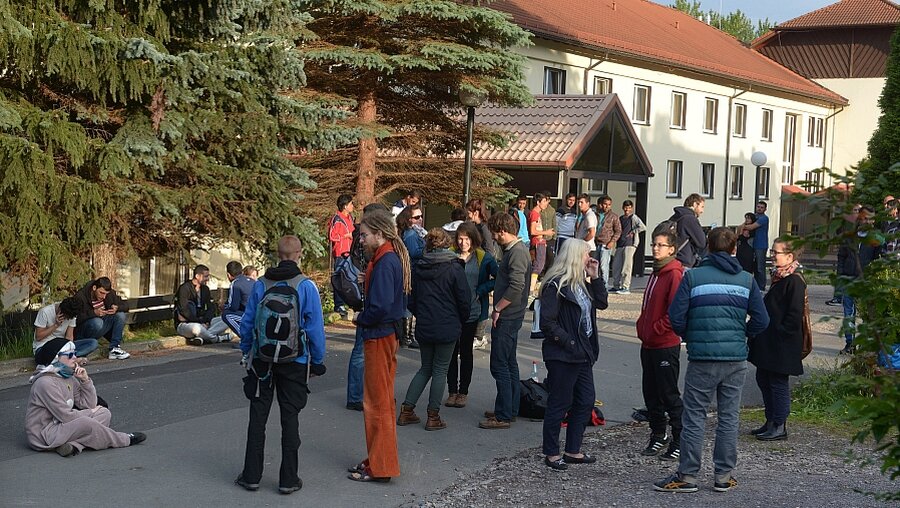 Flüchtlingsbefürworter am 24.6.15 vor der Flüchtlingsunterkunft in Freital (epd)