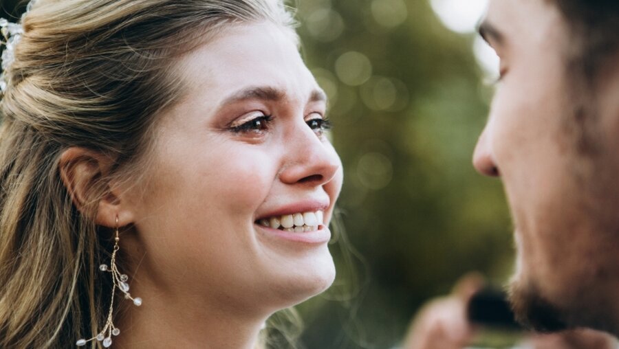 Freudentränen bei einer jungen Braut / © Pavlo Melnyk (shutterstock)