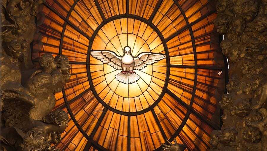 Kirchenfenster mit einer Darstellung des Heiligen Geistes / © Michael Kappeler (dpa)