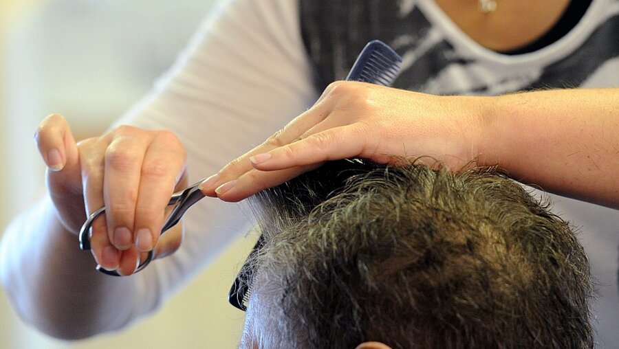 Einen frischen Haarschnitt - den gibt es jetzt auch für Obdachlose im Vatikan (dpa)