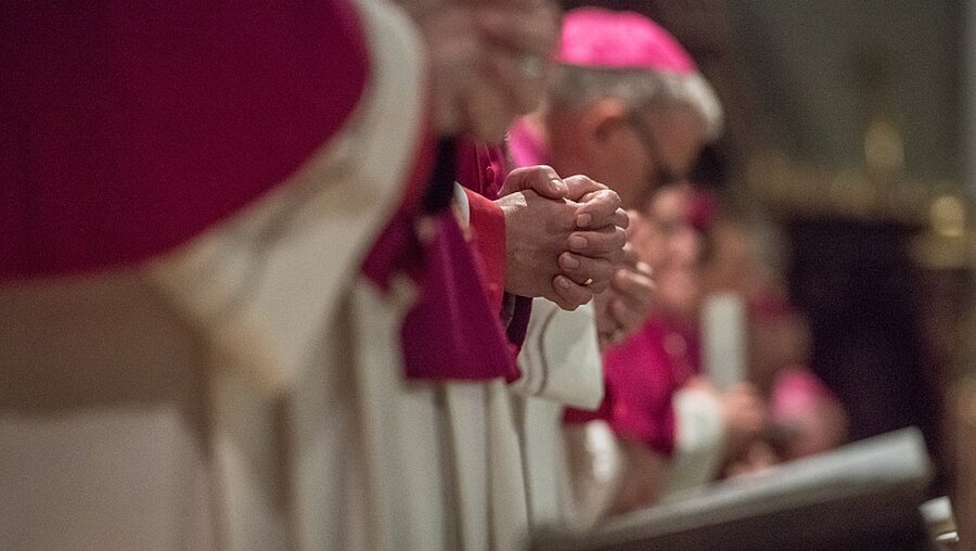 Bischöfe im Gebet / © Armin Weigel (dpa)