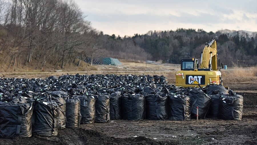Schwarze Säcke prägen die Reaktorregion in Fukushima / © Alexander Brüggemann (KNA)