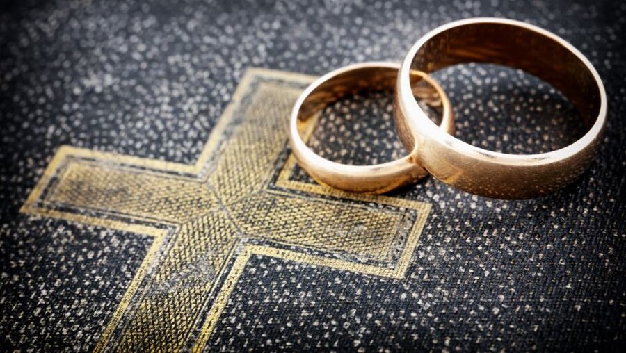 Für die kirchliche Heirat gibt es fürs Organisatorische jetzt Unterstützung / © pgaborphotos (shutterstock)