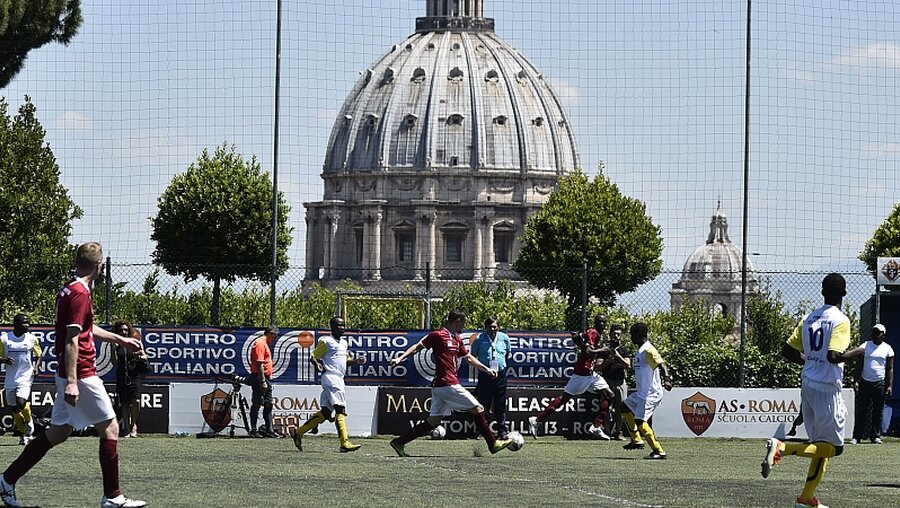 Fußball vor dem Petersdom / © Cristian Gennari (KNA)