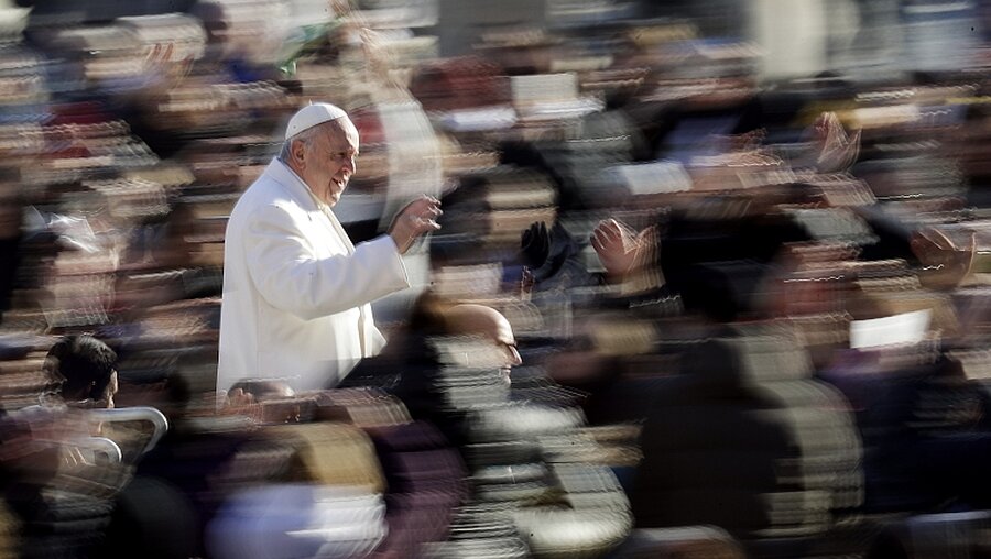 Papst Franziskus hat das Ansehen der Kirche angehoben / © Andrew Medichini (dpa)