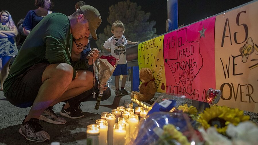 Gebete und Mahnwache für die Opfer des Massakers in El Paso / © Andres Leighton (dpa)
