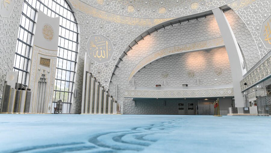 Gebetsraum mit Mihrab (Gebetsnische) und Minbar (Gebetskanzel) in der Ditib-Zentralmoschee in Köln / © Harald Oppitz (KNA)