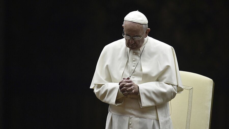 Papst Franziskus betet für die Opfer / © Cristian Gennari (KNA)