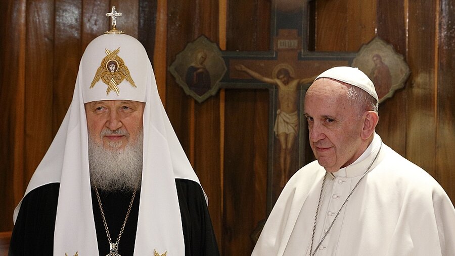 In Gedanken auch bei der WM: Patriarch Kyrill I. und Papst Franziskus / © Paul Haring (KNA)