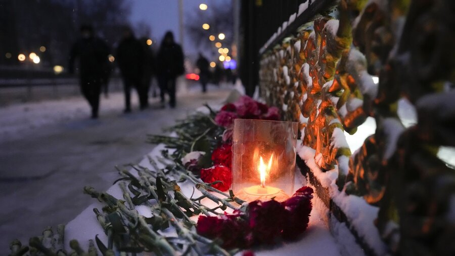 Gedenken an die Opfer der Unruhen in Kasachstan / © Alexander Zemlianichenko (dpa)