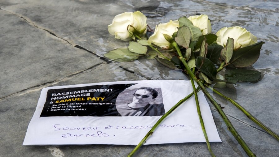 Gedenken an ermordeten Lehrer Samuel Paty in Paris / © Corinne Simon (KNA)