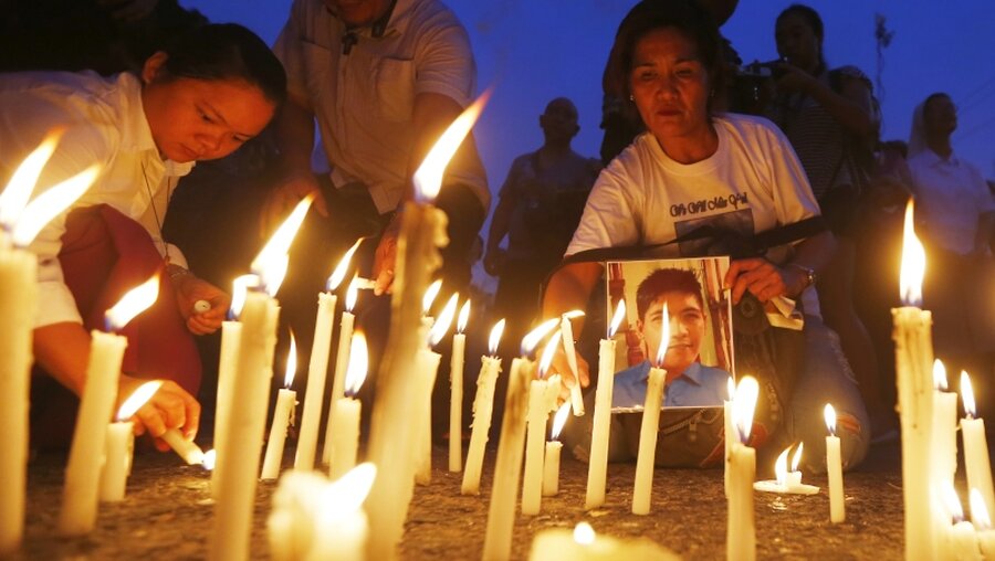 Gedenken an Opfer von Drogenrazzia auf den Philippinen / © Bullit Marquez (dpa)