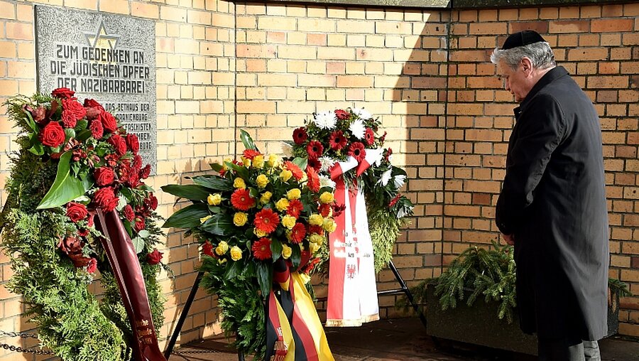 Bundespräsident Joachim Gauck gedenkt der Opfer der Reichspogromnacht / © Bernd Settnik (dpa)