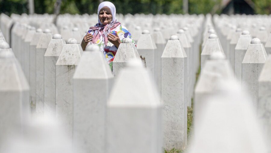 Gedenkfriedhof für die Opfer des Massaker in Srebrenica 1995 / © Kemal Softic (dpa)