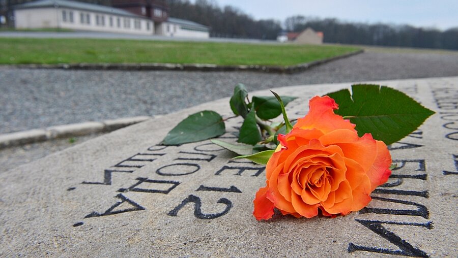 Gedenkstein im ehemaligen Konzentrationslager Buchenwald / © Martin Schutt (dpa)