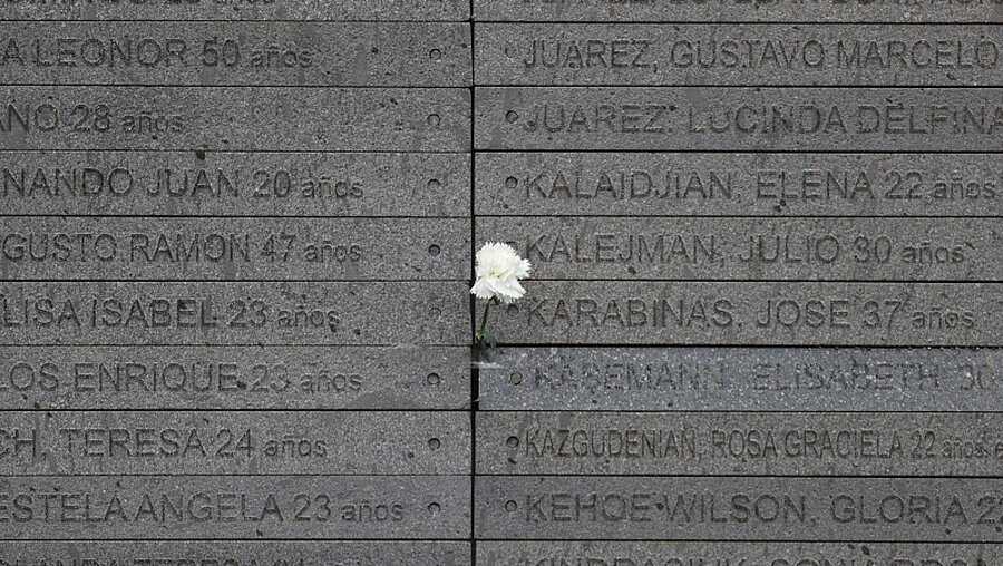 Gedenktafel für die Opfer der Militärdiktatur in Argentinien / © Victor R. Caivano (dpa)
