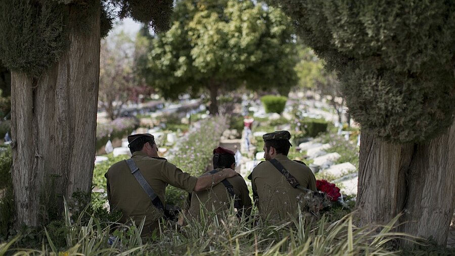 Gedenktag für gefallene Soldaten in Israel / © Oded Balilty (dpa)
