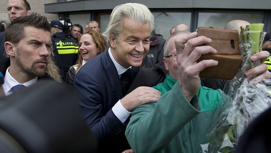  Der niederländische Rechtspopulist Geert Wilders posiert im Rahmen seiner Wahlkampf-Tour für ein Selfie. / © Peter Dejong (dpa)