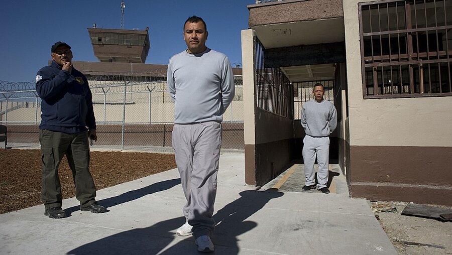 Insassen im Gefängnis Cereso 3 in Ciudad Juarez / © David Maung (KNA)