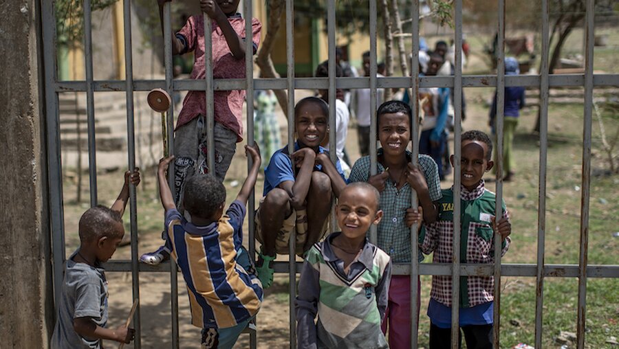 Geflüchtete Kinder aus der Konfliktregion Tigray / © Ben Curtis (dpa)