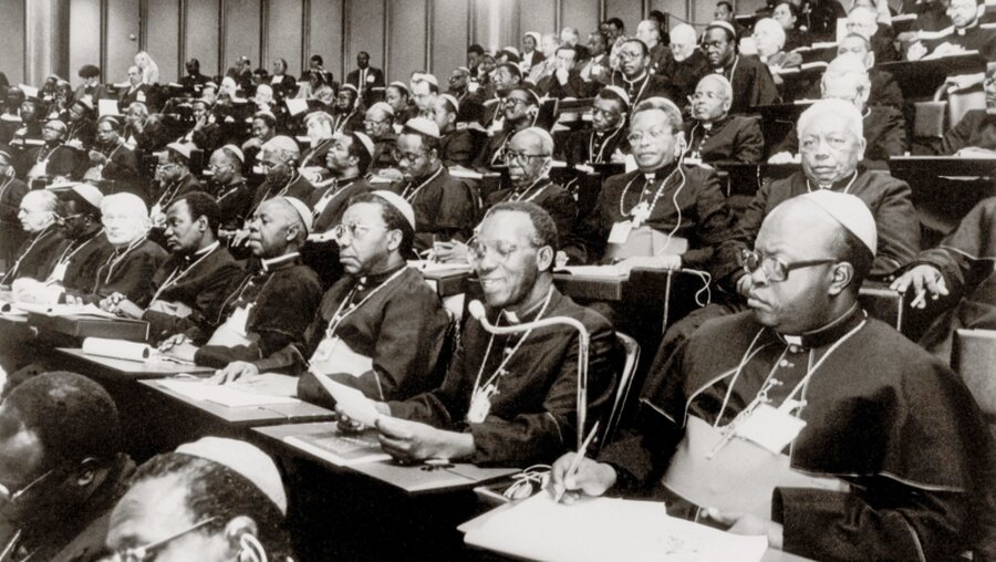 Geistliche bei Afrikasynode (KNA)